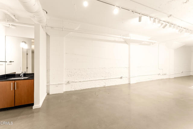 Building Photo - 530 S Hewitt St
