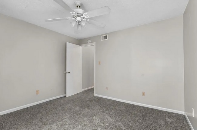 Building Photo - Updated 2 Bed Home with Large Attached Garage
