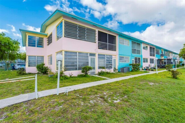 Building Photo - 285 NE 191st St