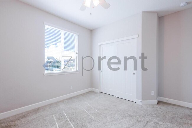 Building Photo - Unit