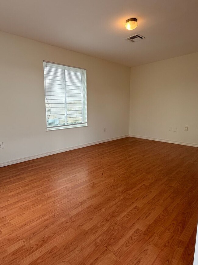 Building Photo - Large 2/3BD AND 2 FULL BATHS