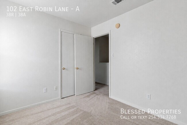 Building Photo - 102 E Robin Ln