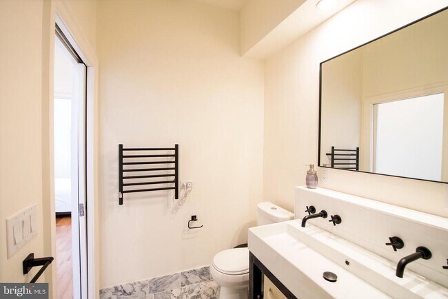 Building Photo - 2246 Sears St