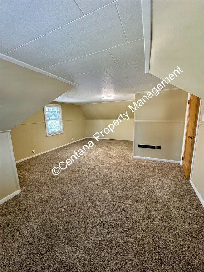Building Photo - $500 off first months rent on 3 bed 2 bath...