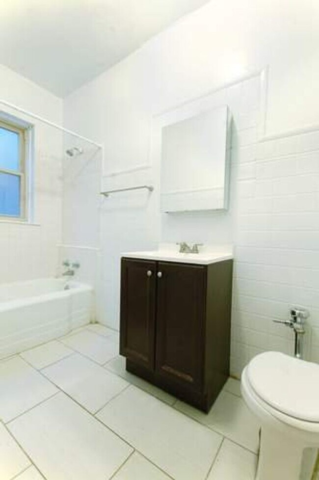 Building Photo - 1335 W Touhy Ave