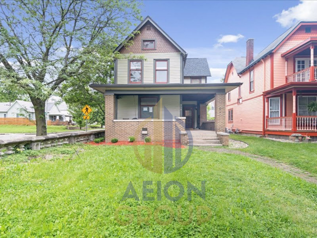 Primary Photo - 989 Woodruff Pl E Dr