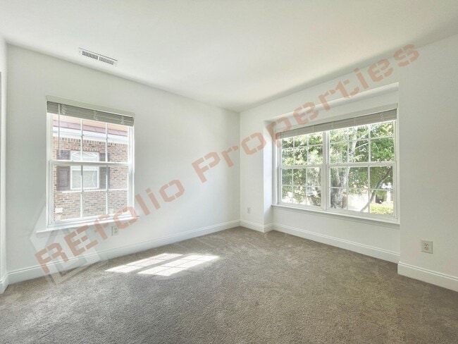 Building Photo - Beautiful 2 Story 3 Bedroom 2.5 Bath Townh...