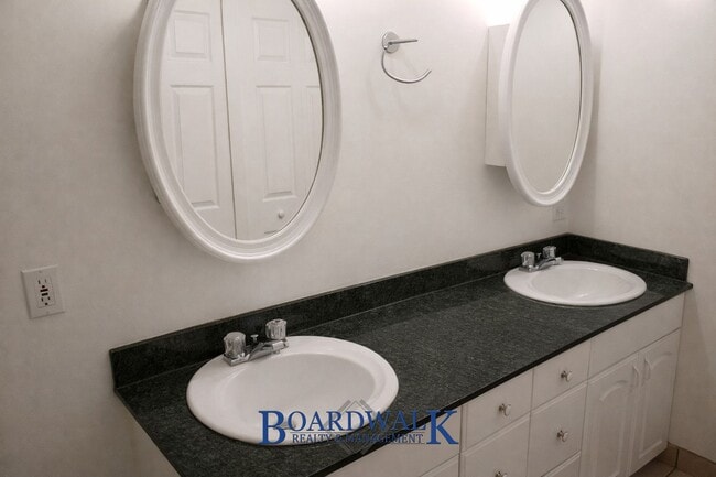 Building Photo - Beautiful 6 Bedroom Home in Sandy!