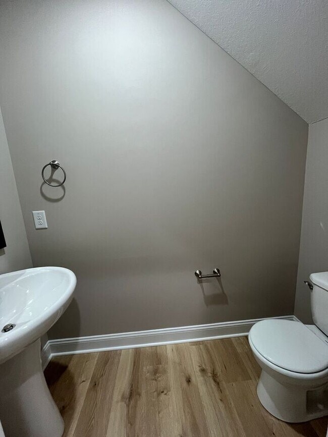 Building Photo - Charming 2-Bedroom Townhome with Modern Co...