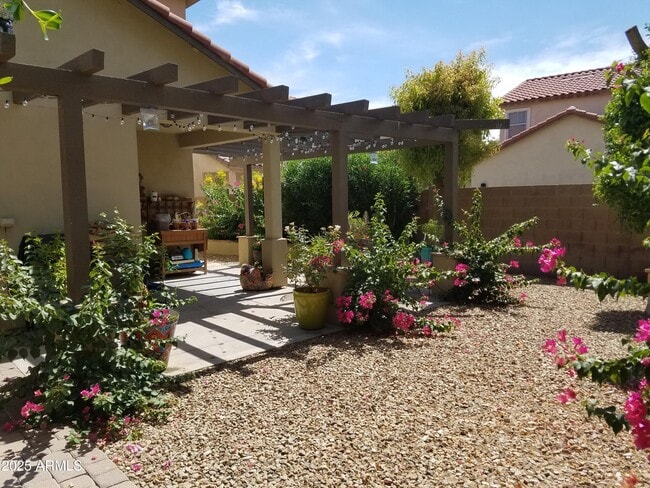 Building Photo - 646 E El Monte Pl