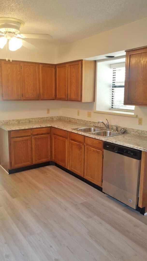 Building Photo - Spacious, Remodeled Duplex Unit Near Hulen...