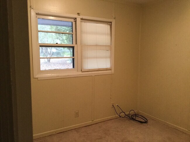 Building Photo - 4 bedroom 2 bath house for rent.
