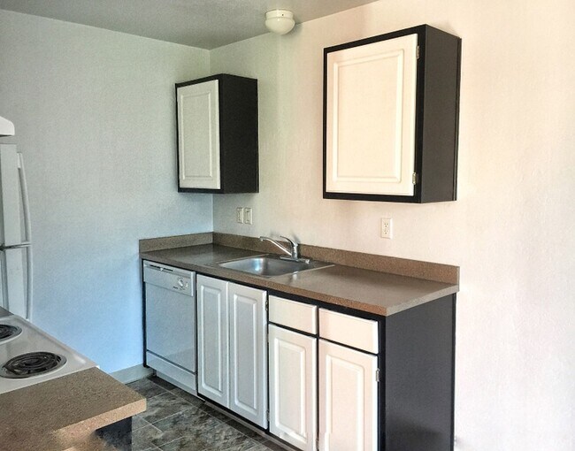 Building Photo - One Bedroom, One Bath - Special $1275.00 and Second Month Free!