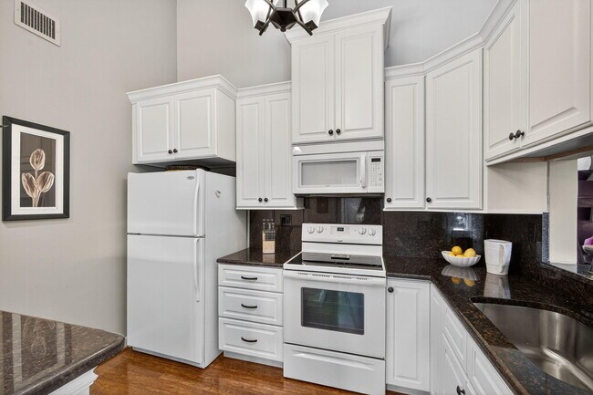 Building Photo - 6485 Chasewood Dr