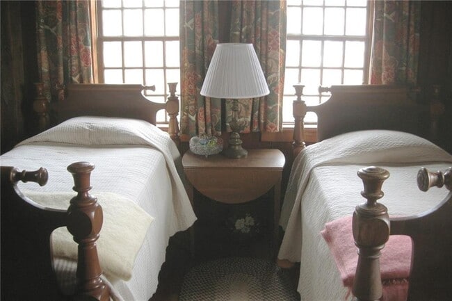 Building Photo - 245 Cove Point Rd W