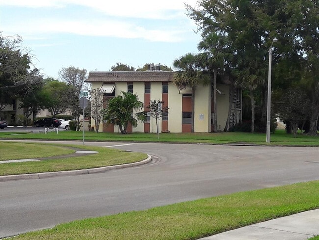 Building Photo - 5515 N Lakewood Cir