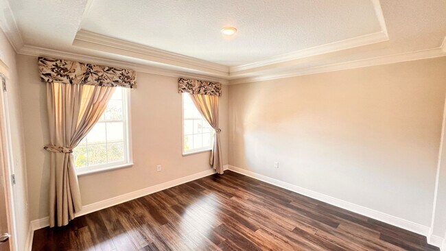 Building Photo - Immaculate 4 BR / 3 BA - With an OFFICE!