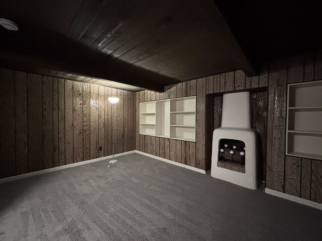 Building Photo - Large 2-story townhome with finished basement & 1-car garage!