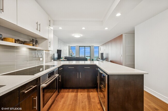 Building Photo - 1660 N La Salle Dr