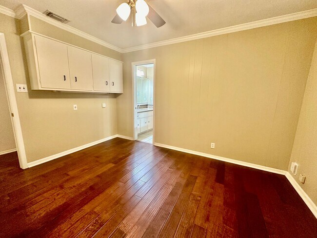Building Photo - July Move-In Special - Fabulous 4/2 single...