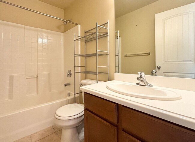 Building Photo - Lovely Townhome at Cottages on Ninth!