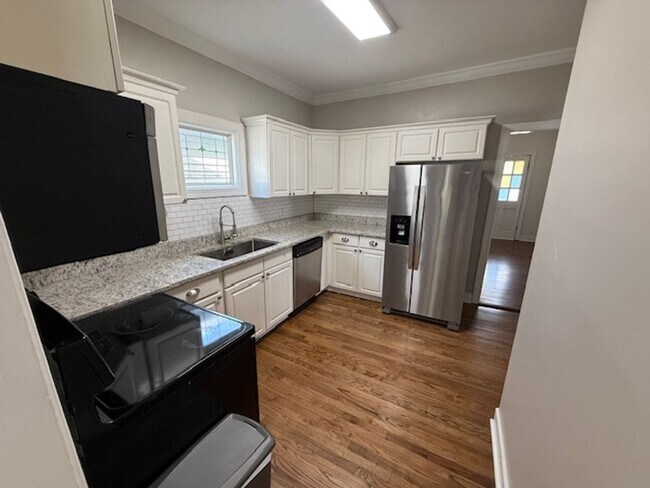 Building Photo - Adorable East Nashville Cottage just a hal...