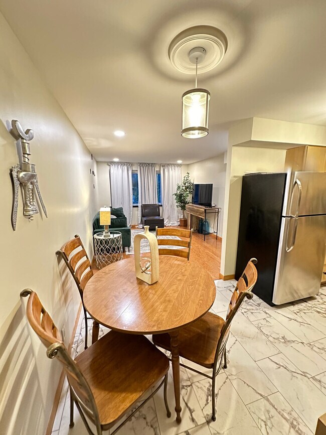 Building Photo - 5847 Sunshine Dr