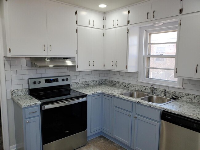 Building Photo - Like New 3 bedroom 1.5 bath  Ranch Near Kellogg and Rock