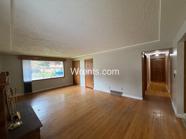 Building Photo - Now Available: Spacious 4-Bed, 2-Bath Home in Town & Country