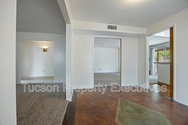 Building Photo - 3534 N Palmer Dr