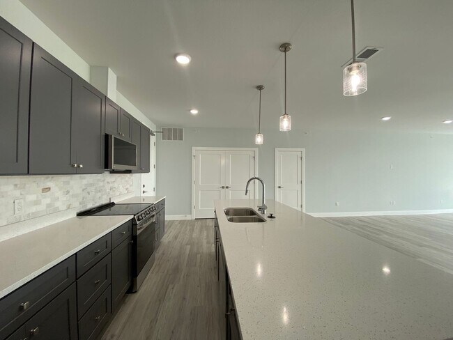 Building Photo - 132 E University Ave