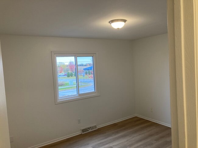 Building Photo - 431 N Thompson Rd