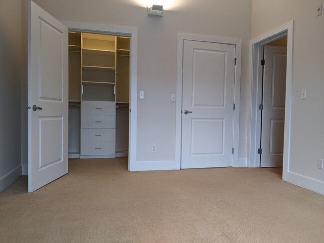 Building Photo - Urbane