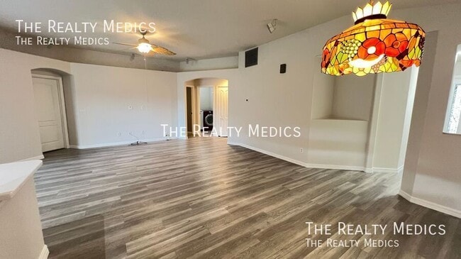 Building Photo - 895 Villa Dr
