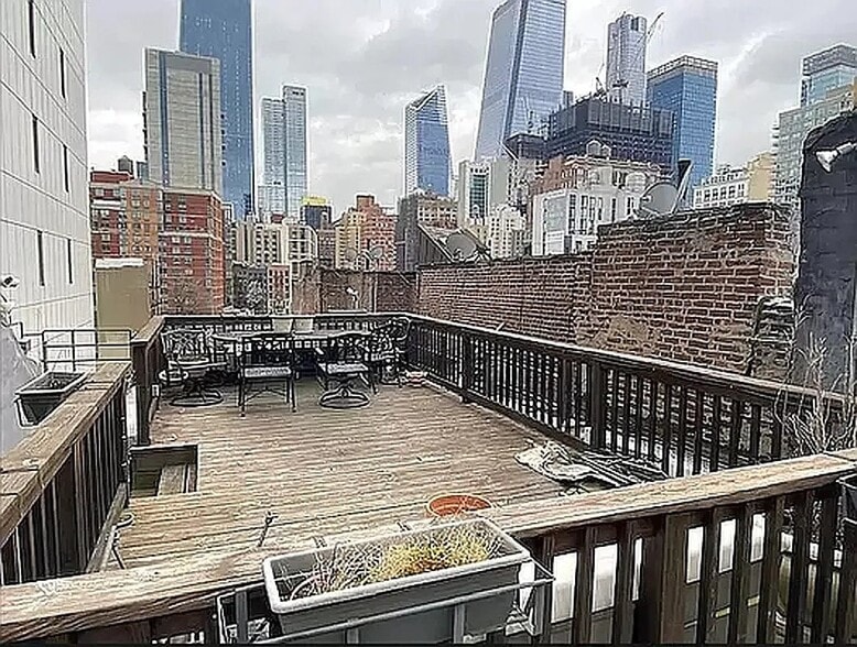 Building Photo - 406 W 39th St