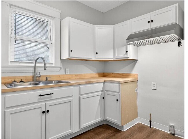 Building Photo - Spacious 5-bedroom, 2-bath single-family home