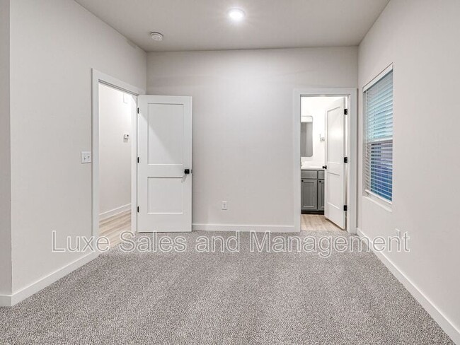 Building Photo - 612 W 2nd St