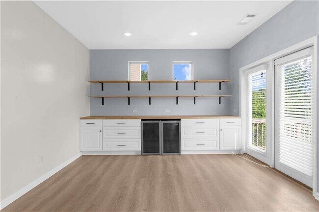 Building Photo - 5435 Mirror Lake Dr