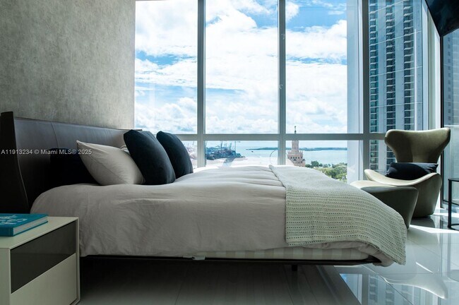 Building Photo - 851 NE 1st Ave