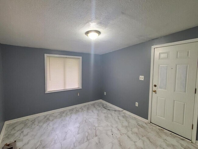 Building Photo - 2553 Greenvale Rd
