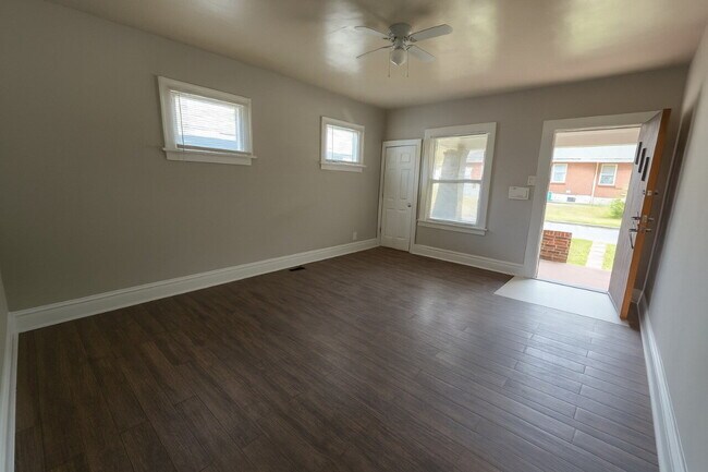 Building Photo - A Perfect Place to Call Home on Greenway Ave