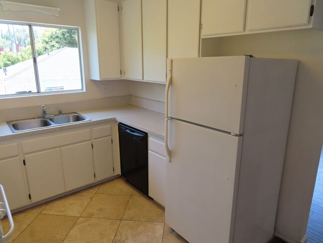 Building Photo - Renovated 2 Bed, 2 Bath Apartment in the h...