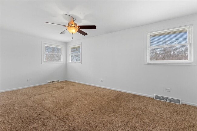 Building Photo - 234 E Shorewood Dr