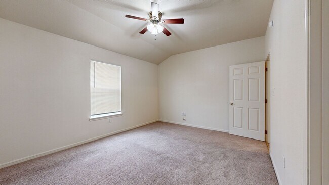 Building Photo - 902 Yi Dr