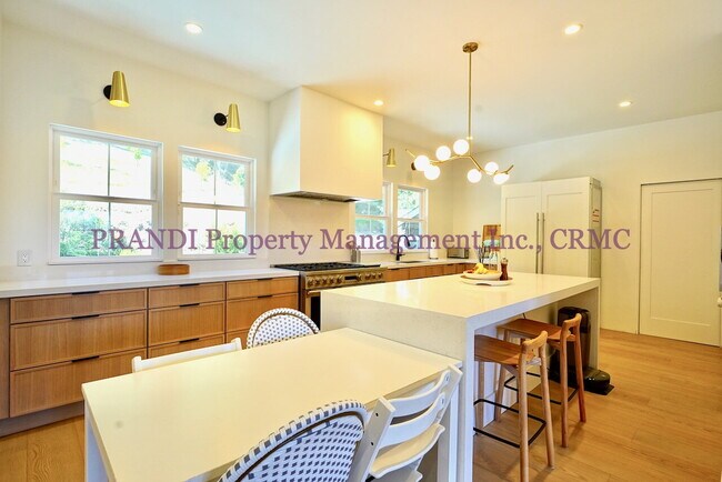 Building Photo - Classic, Modern and Private Home with Fres...