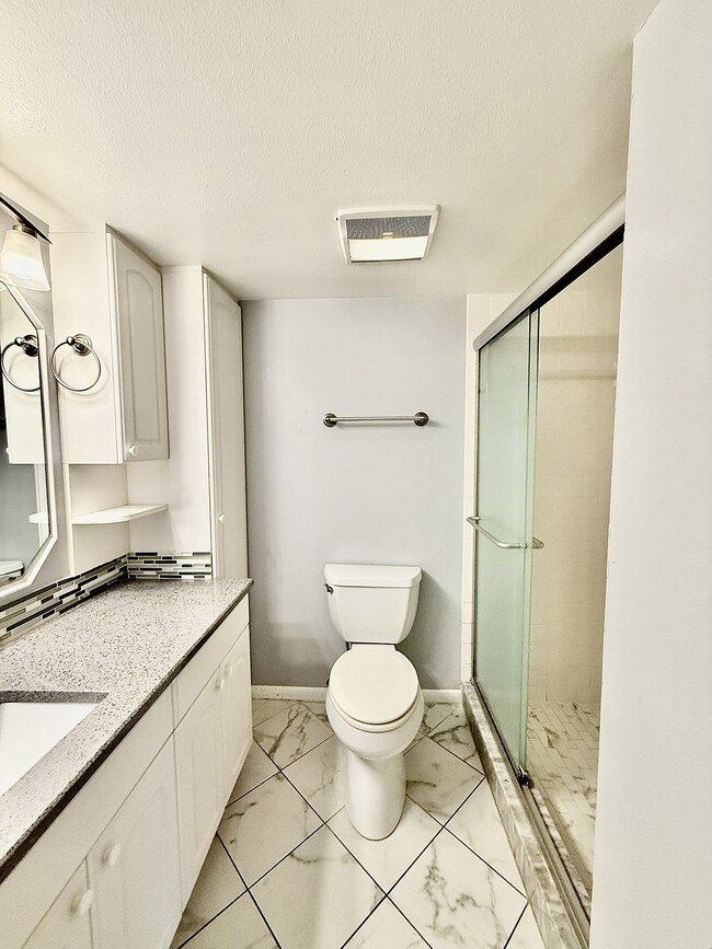 Building Photo - 2800 Cove Cay Dr