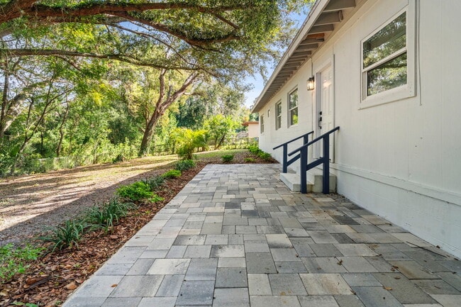 Building Photo - 6113 Hialeah St