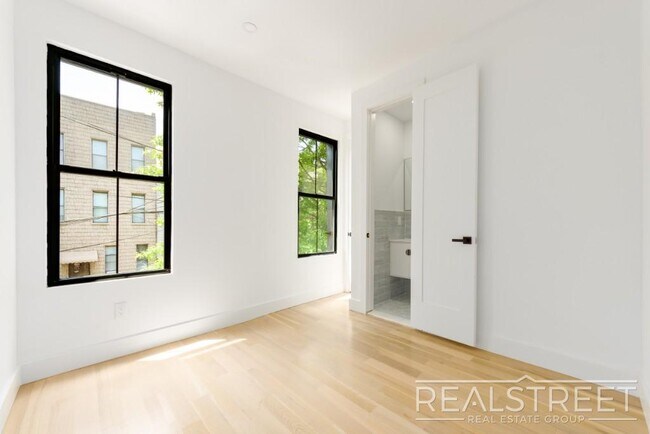 Building Photo - Brand new 4 Bed 3 Bath in Williamsburg