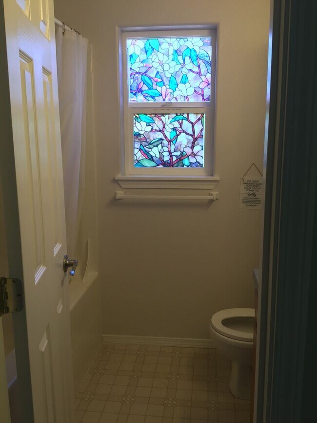 Building Photo - Spacious 3 Bedroom 2 Bath Home in Albany!