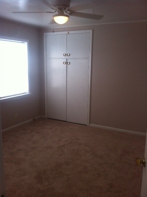 Building Photo - Florence Park South - 2 Bed 1 Bath 1 Garage, Fenced Yard! Large Kitchen!